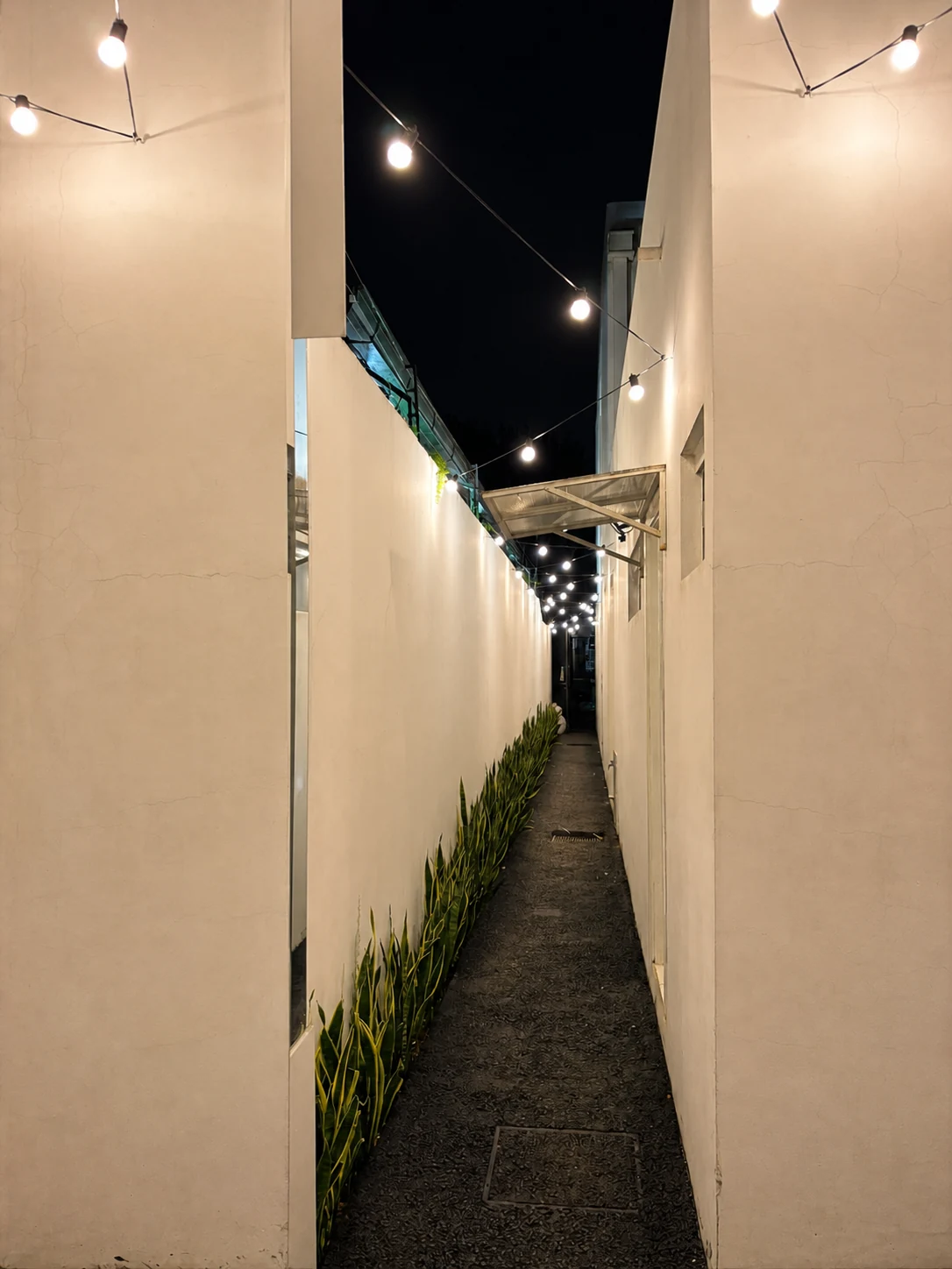 Corredor de entrada iluminado à noite