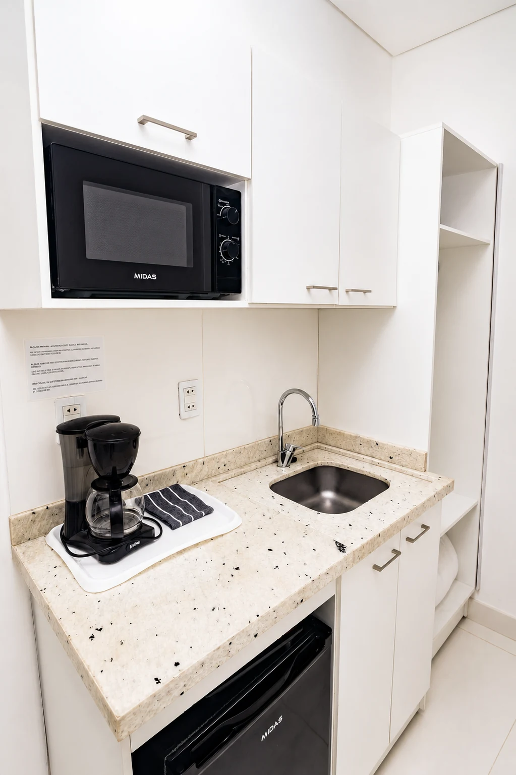 Kitchenette con microondas, frigobar y cafetera