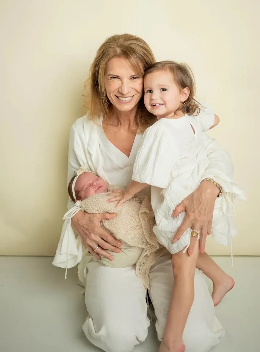 Leni con dos de sus nietos