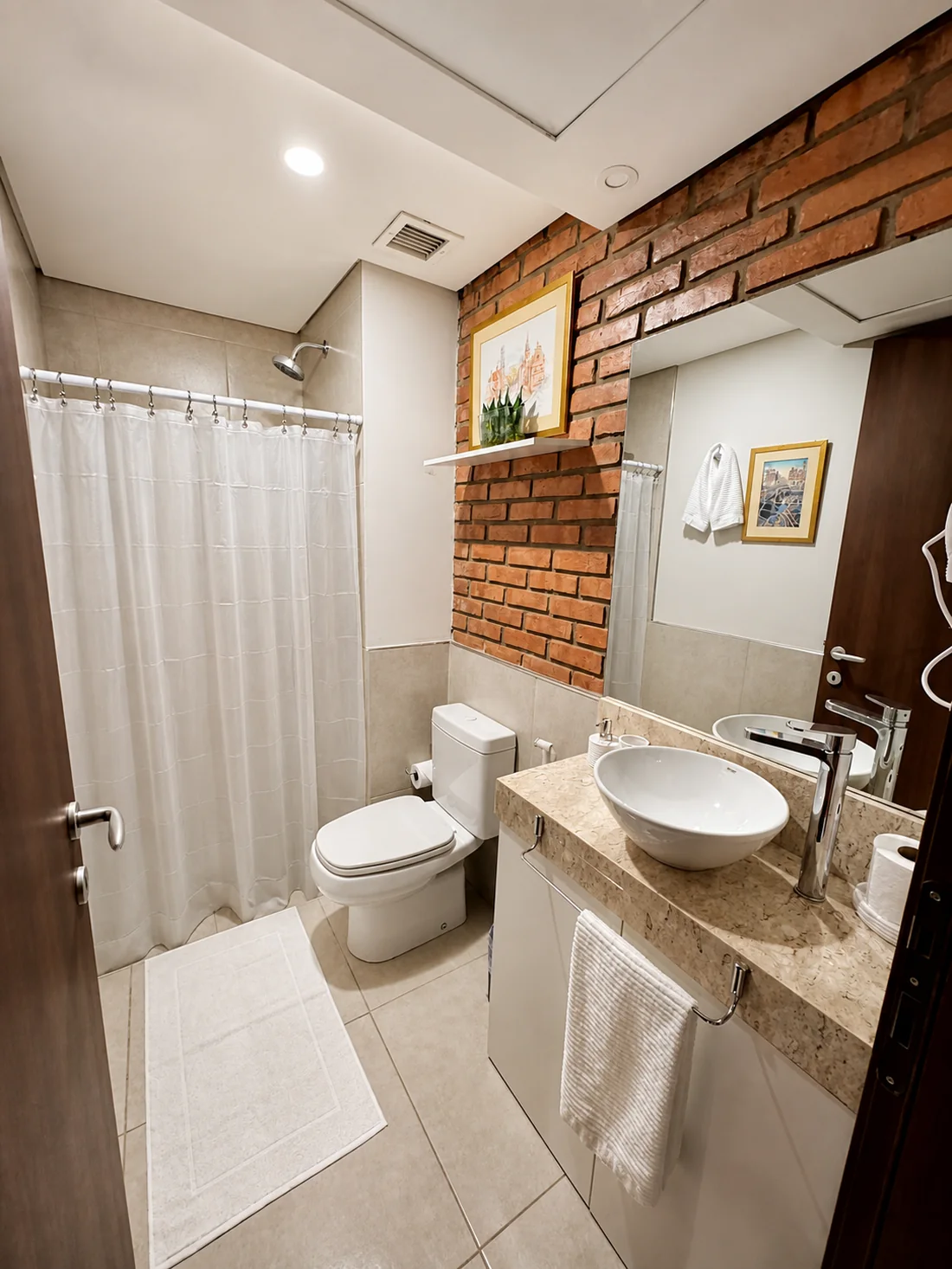Baño privado con pared de ladrillo