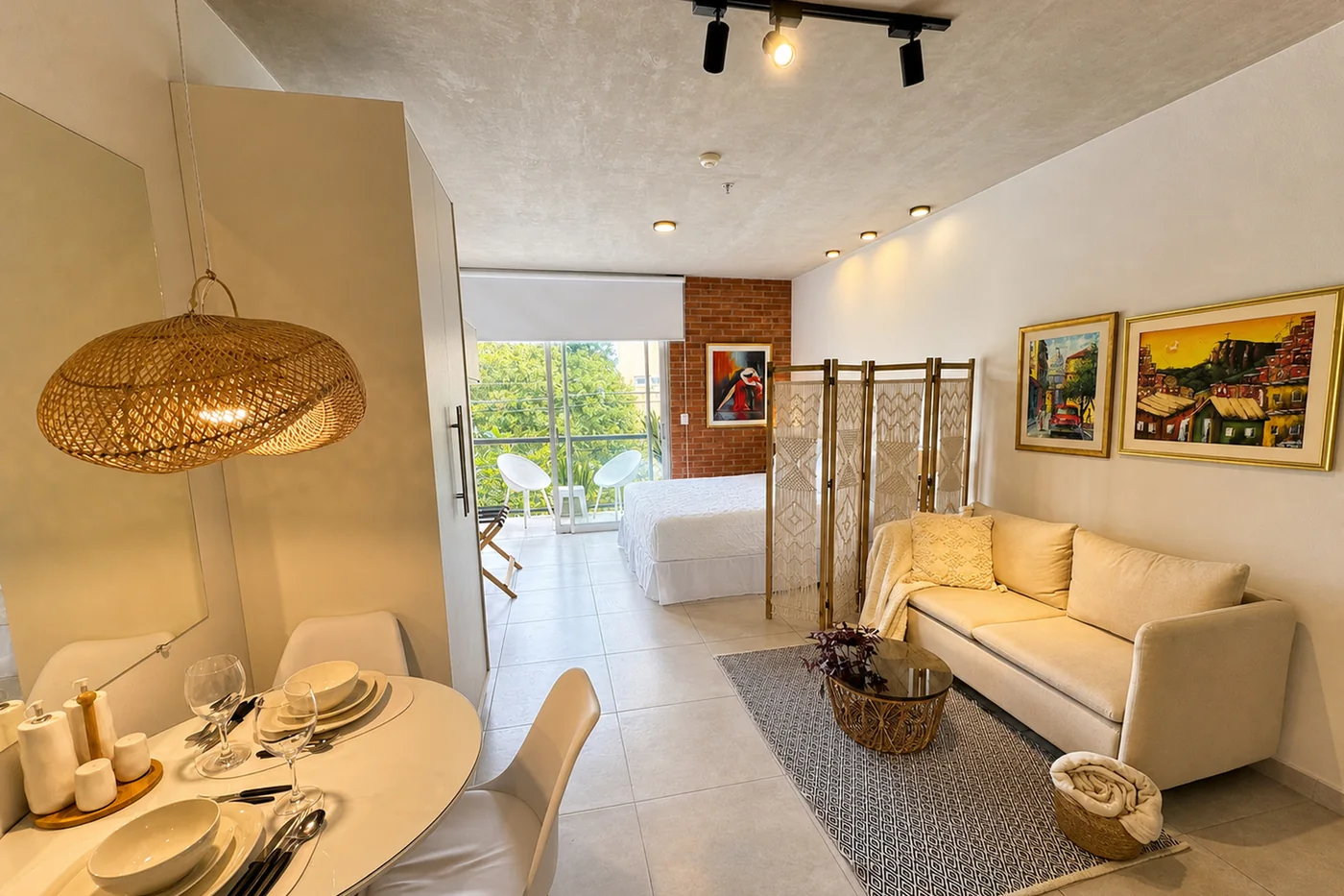 Comedor para cuatro, sofá y cama en un solo ambiente