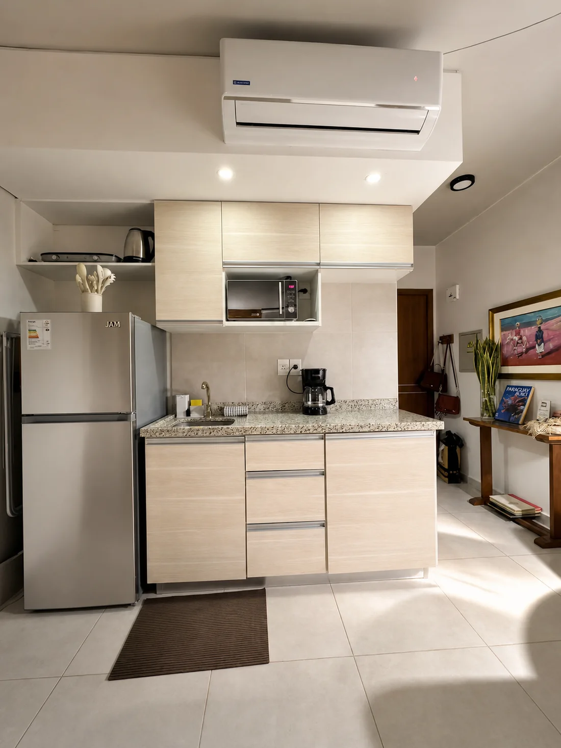 Cocina completa con heladera y microondas